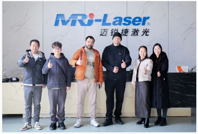 Ein russischer Kunde besucht unser Unternehmen zur Vorführung von Laserschwei...