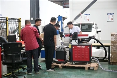 Experten der China Academy of Engineering Physics besuchen MRJ-Laser für tech...